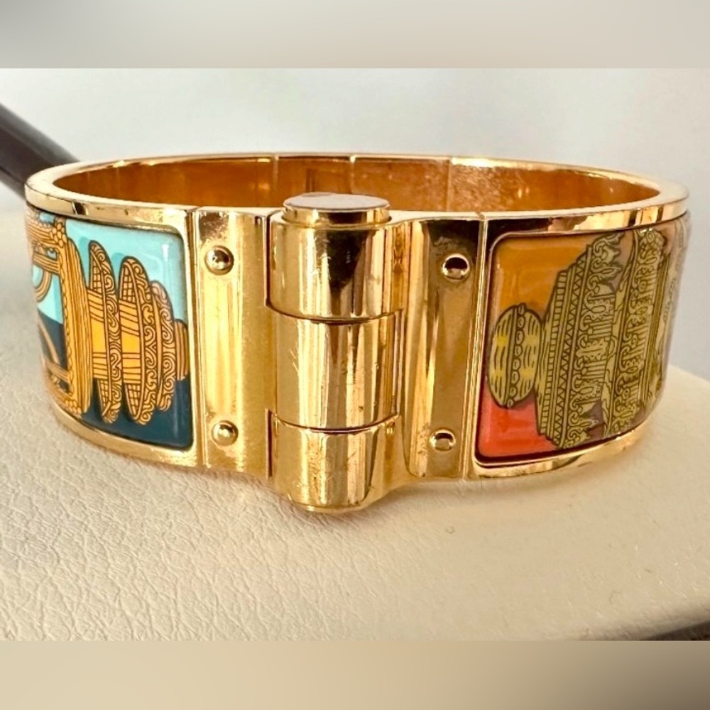 Hermes Gold Charnière “Merveilleuses Lanternes”
Enamel Hinged Bracelet PM